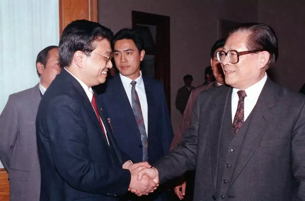 1993年5月3日，中國共產青年團第十三次全國代表大會在北京人民大會堂開幕，李克強獲選為主席團常務主席，與江澤民握手。新華社