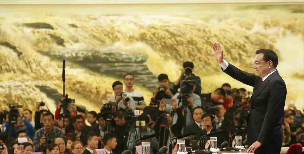 2016年3月16日，李克強在北京人民大會堂與中外記者見面，並回答記者提問。新華社