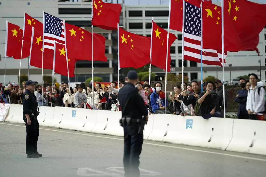 拜登抵達三藩市，車隊駛經之處，沿路掛滿中美國旗。美聯社