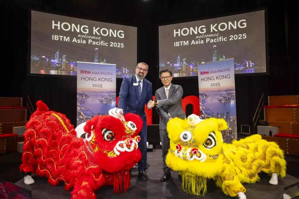 全球最大型之一的頂尖會展旅遊展會 IBTM World 2023 正在西班牙巴塞羅那舉行􏰃旅發 局會議展覽及郵輪業務總經理及歐洲區域幹事黃卓雄（右）、IBTM 的投資組合總監 Vasyl Zhygalo （左）在新聞發布會上一同宣布 IBTM Asia Pacific 2025 落實在香港舉行。