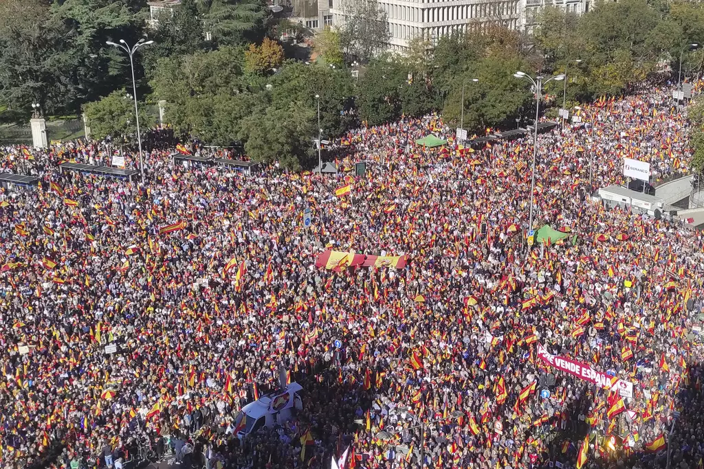 11月18日，反對西班牙新一屆政府的民眾在首都馬德里抗議。美聯社資料圖片