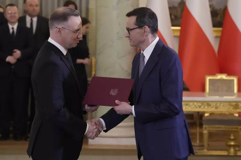 波蘭新政府宣誓就職，總理莫拉維茨基(右)領導的新政府成員，超過半數為女性。(AP圖片)
