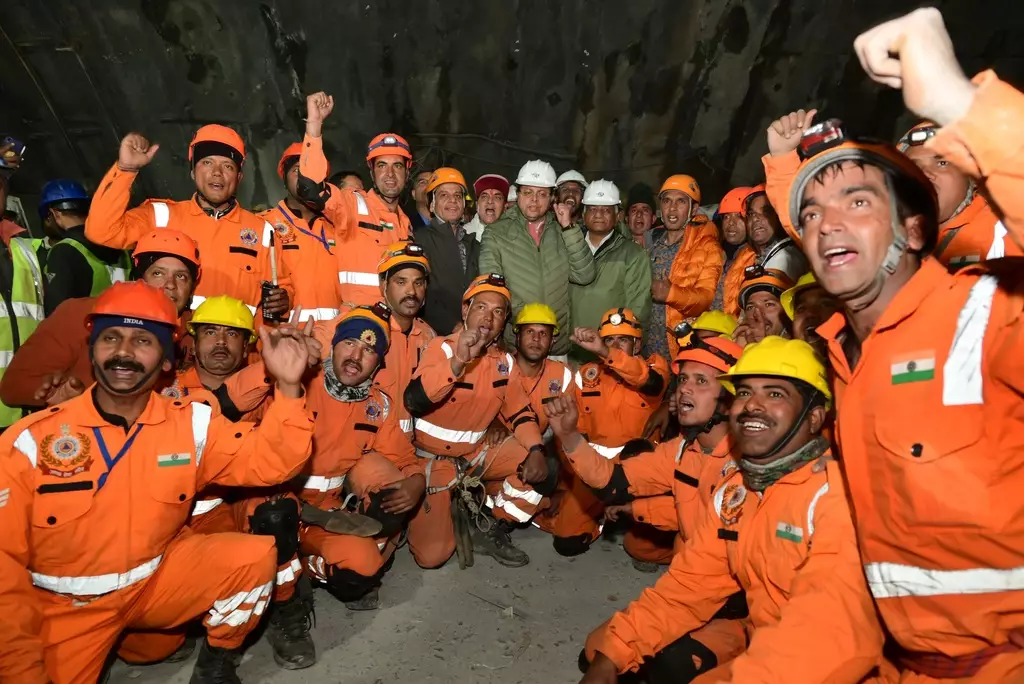 印度隧道倒塌事故，41名工人被困17天後獲救，拯救人員激動歡呼。美聯社