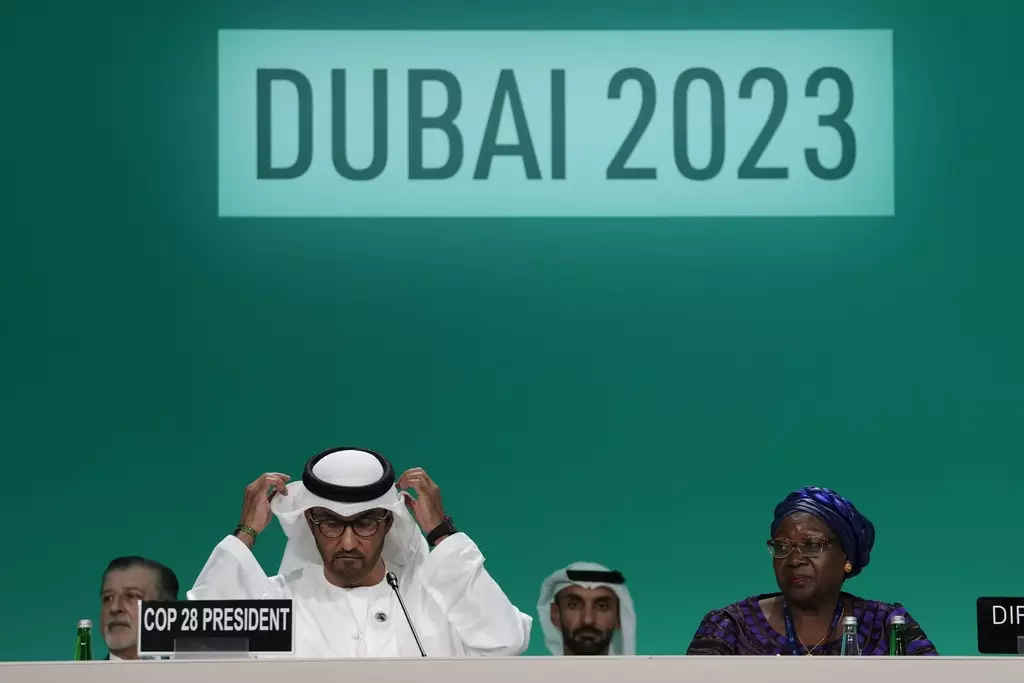 聯合國氣候變化框架公約第28次締約方大會，11月30日在阿聯酋迪拜開幕。阿聯酋工業和先進技術部部長賈比爾(前排左)擔任本次大會主席。美聯社