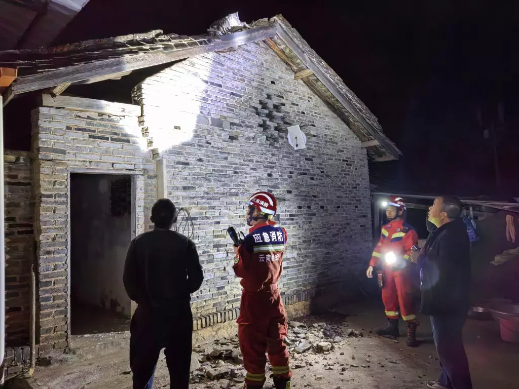 救援人員了解房屋受毀情況。網上圖片