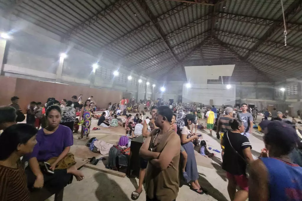 地震中逃離家園的村民，唯有待在臨時疏散中心內。(AP圖片)