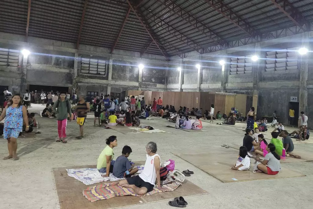 地震中逃離家園的村民，唯有待在臨時疏散中心內。(AP圖片)