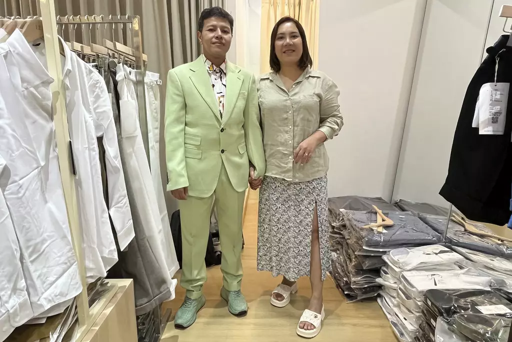 12月5日，變性人吉泰(左)在伴侶陪伴下，在曼谷購買西裝。美聯社