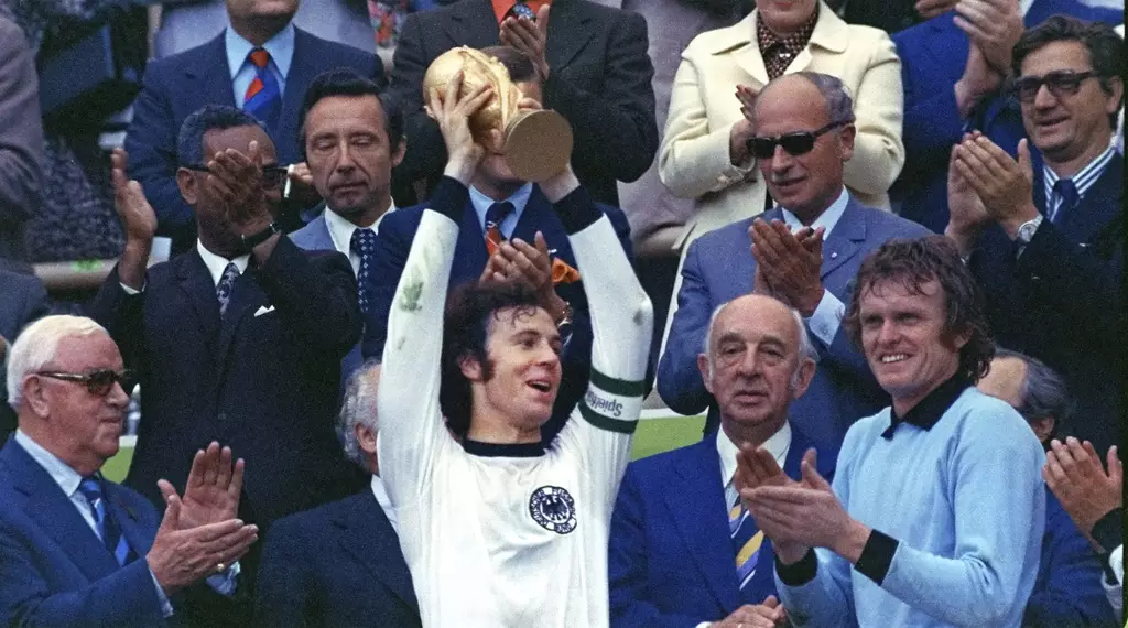 碧根鮑華(中)以隊長身份帶領西德贏得在本土舉行的1974年世界盃冠軍。(AP圖片)