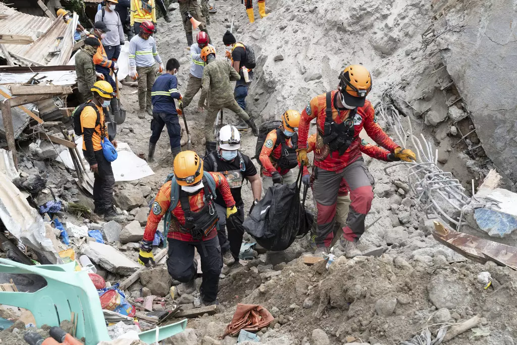 馬科鎮救援部門說，山泥傾瀉現場的搜救工作仍在繼續。AP圖片