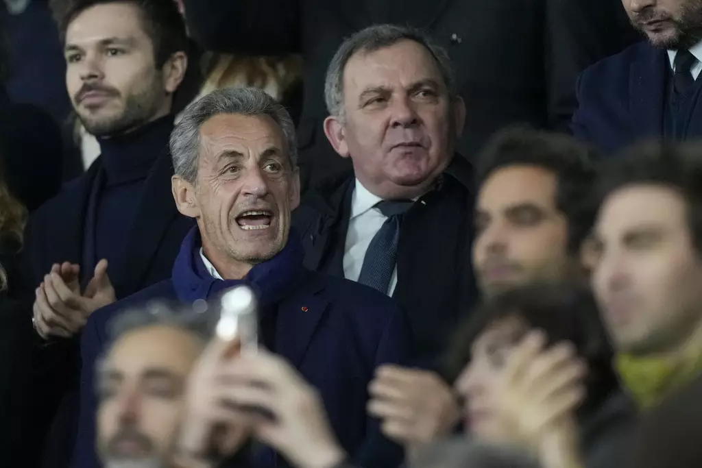 法國前總統薩爾科齊(左二)周三(14日)在巴黎欣賞球賽。美聯社