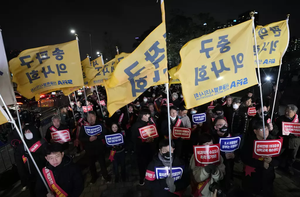 數百名南韓醫生在首都首爾和其他城市舉行集會，抗議政府計劃增加醫學生的數量。(AP圖片)