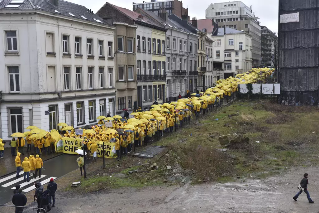 在布魯塞爾舉行的歐盟農業部長會議外舉行農民示威，意大利農業組織的成員身著黃背心遊行。(AP圖片)