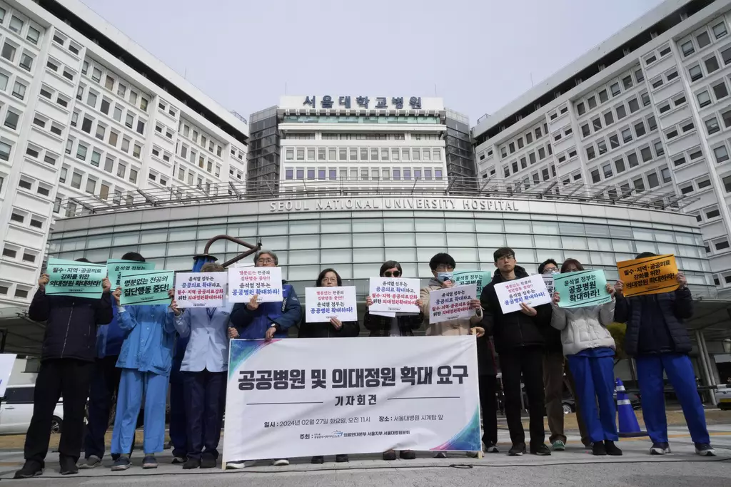 南韓府在前一天承諾，醫生如果在星期四(29日)前復工，不會追究他們的責任。(AP圖片)