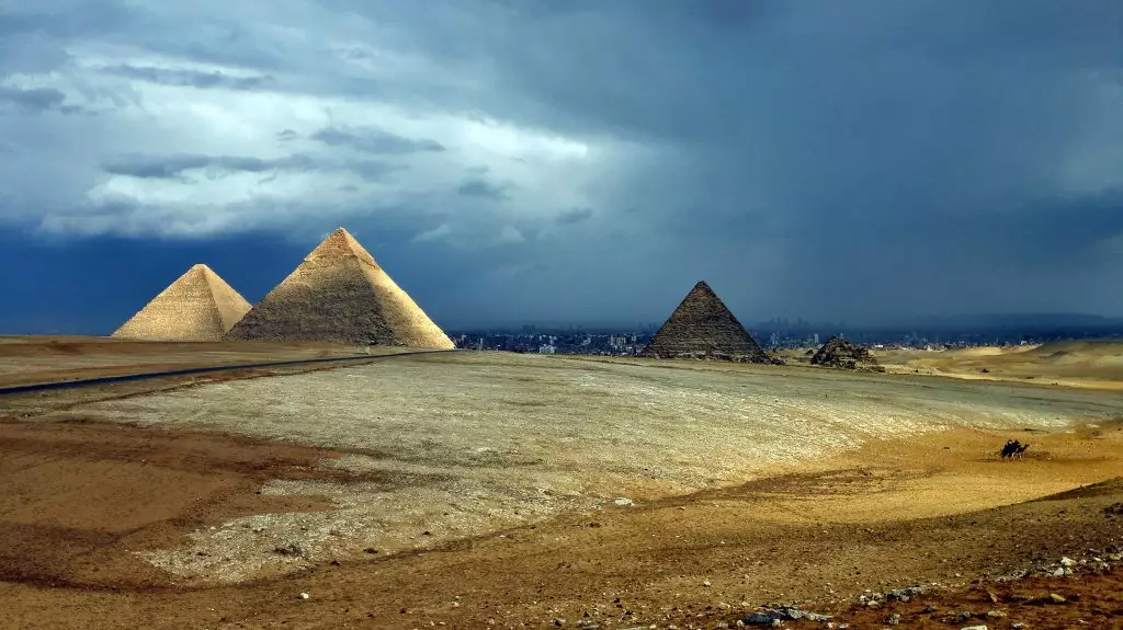 埃及吉萨三大金字塔。上海博物館官網圖片