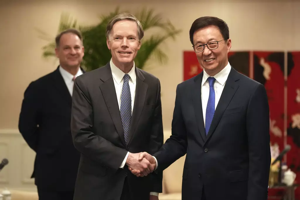 出席同一場合的美國駐華大使伯恩斯(左)重申，美國無意與華脫鈎，希望同中國繼續開展貿易。(AP圖片)