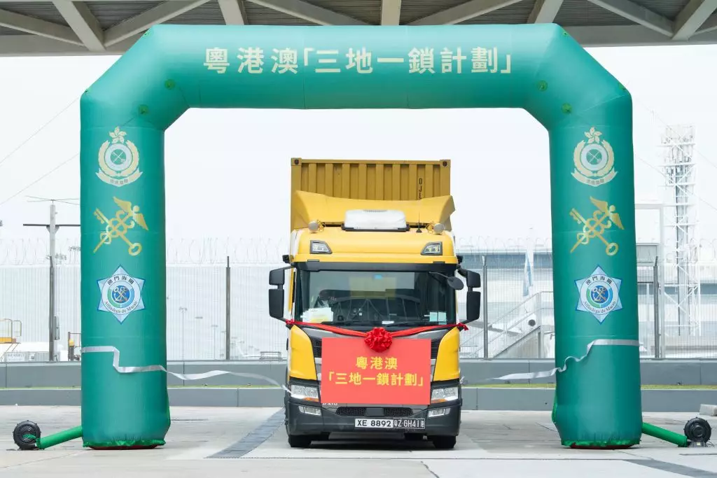 粵港澳「三地一鎖計劃」今日(三月八日)正式啟動,第一輛運輸車輛從DHL中亞區樞紐中心出發。政府新聞處圖片