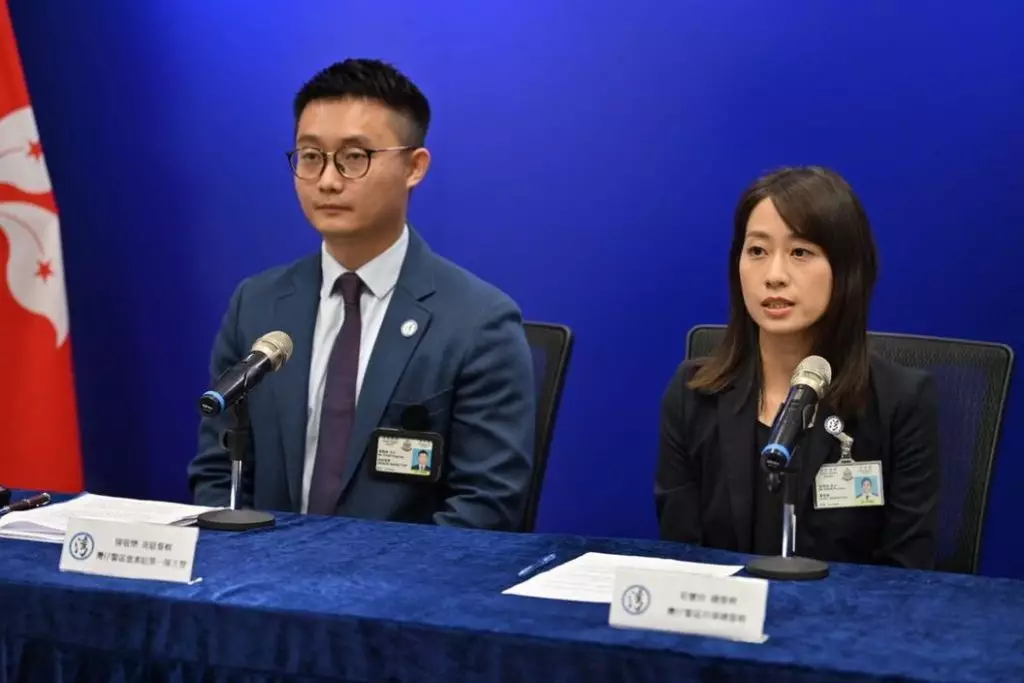 灣仔警區總督察(刑事)荀寶珍(右)、重案組第一隊高級督察陳敬樂,簡報偵破財務中介詐騙集團詳情。警方圖片