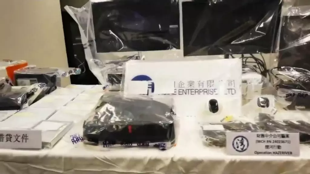 財務中介詐騙集團案的證物。香港警察FB影片截圖