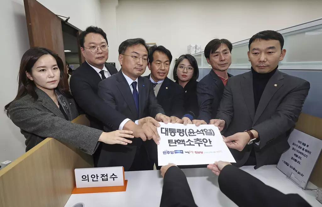 南韓共同民主黨等6個在野黨4日以尹錫悅違反憲法和法律為由,發起彈劾動議。(AP圖片)