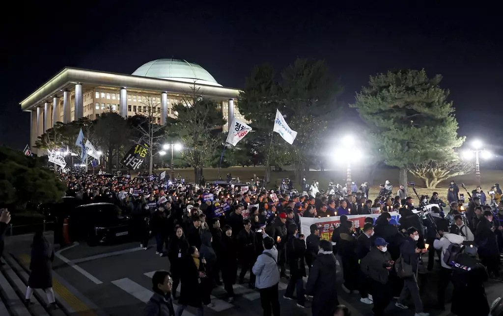 大批不滿尹錫悅的民眾晚上聚集南韓國會大樓外。(AP圖片)