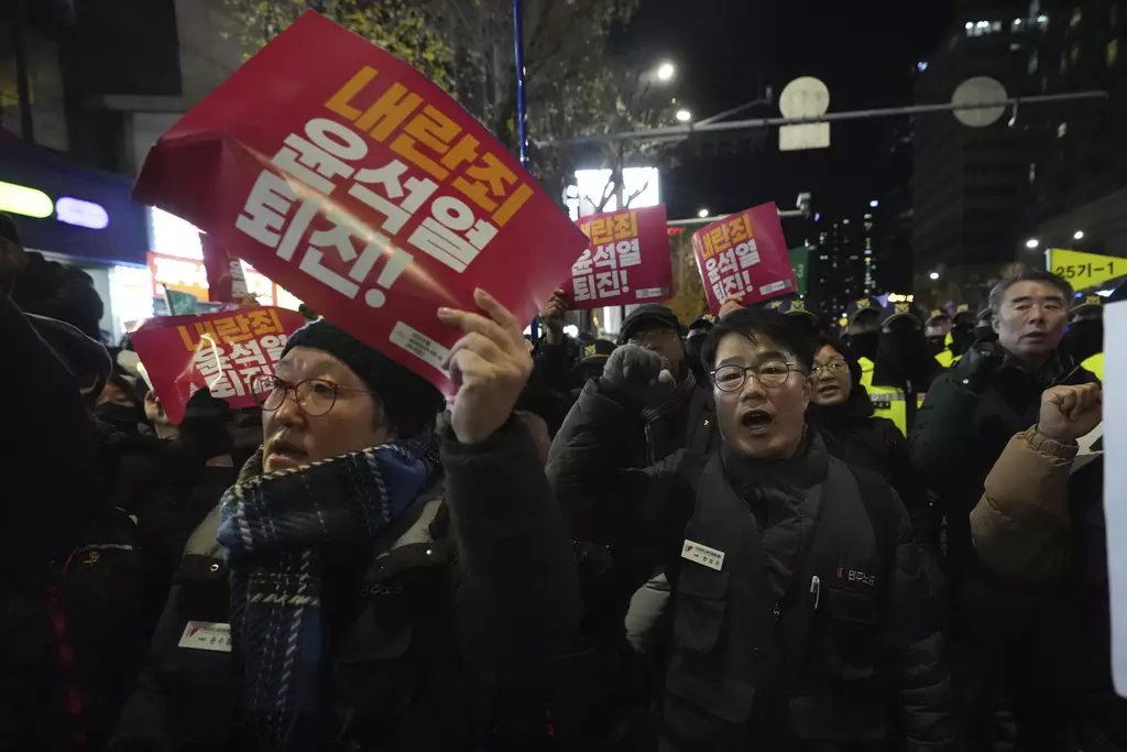 首爾有示威議者在參與針對韓國總統尹石烈的燭光守夜活動後,高喊口號,試圖前往青瓦台。(AP圖片)