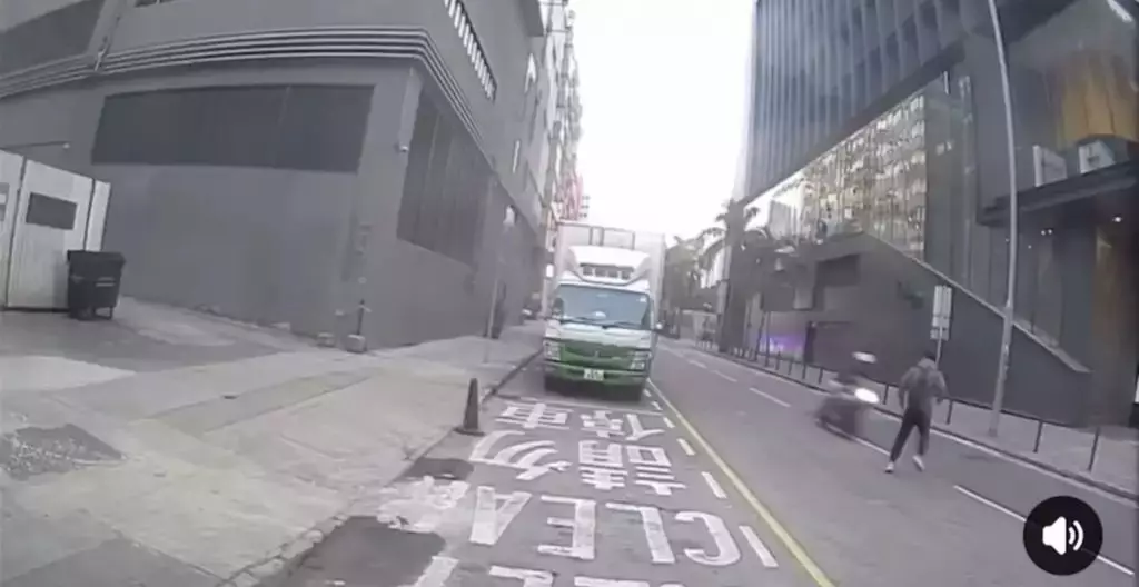 九龍灣上周五發生致命交通意外,一名電單車司機死亡(網上圖片)