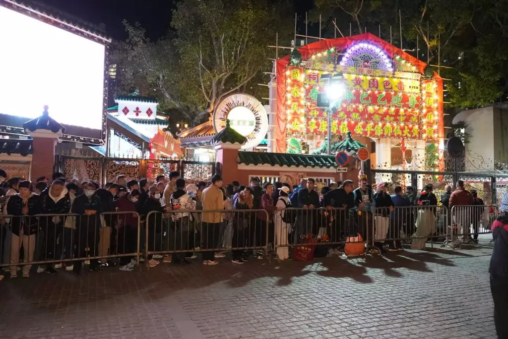 黃大仙祠 頭炷香。巴士的報記者攝