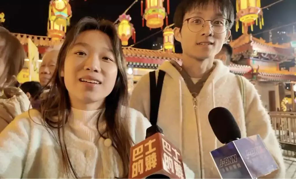 在深圳讀書的鄭小姐和劉先生。巴士的報記者攝