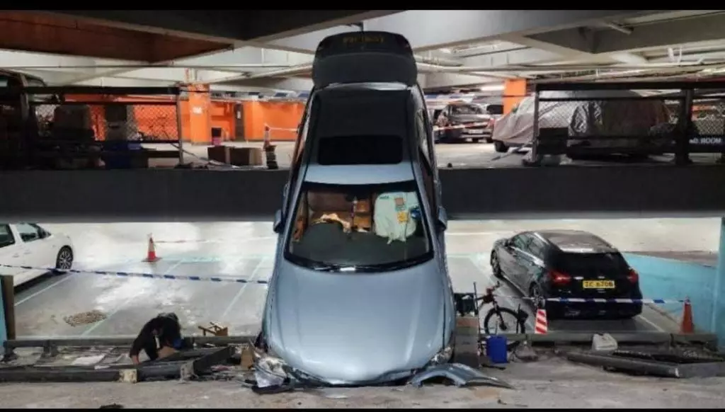 事故後卡在華貴坊停車場樓層間的受損汽車。網上圖片