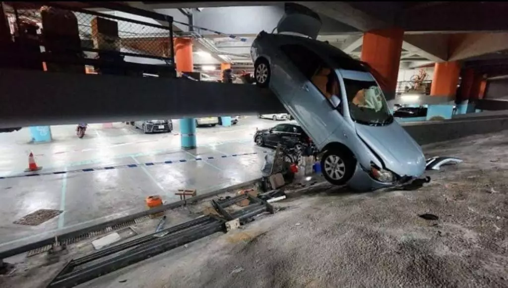 事故後卡在華貴坊停車場樓層間的受損汽車。網上圖片