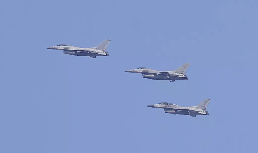 兩架戰機本月6日在京畿道抱川市參加射擊演習時,誤投合共8枚炸彈到射擊場外的民居。(AP資料圖片)