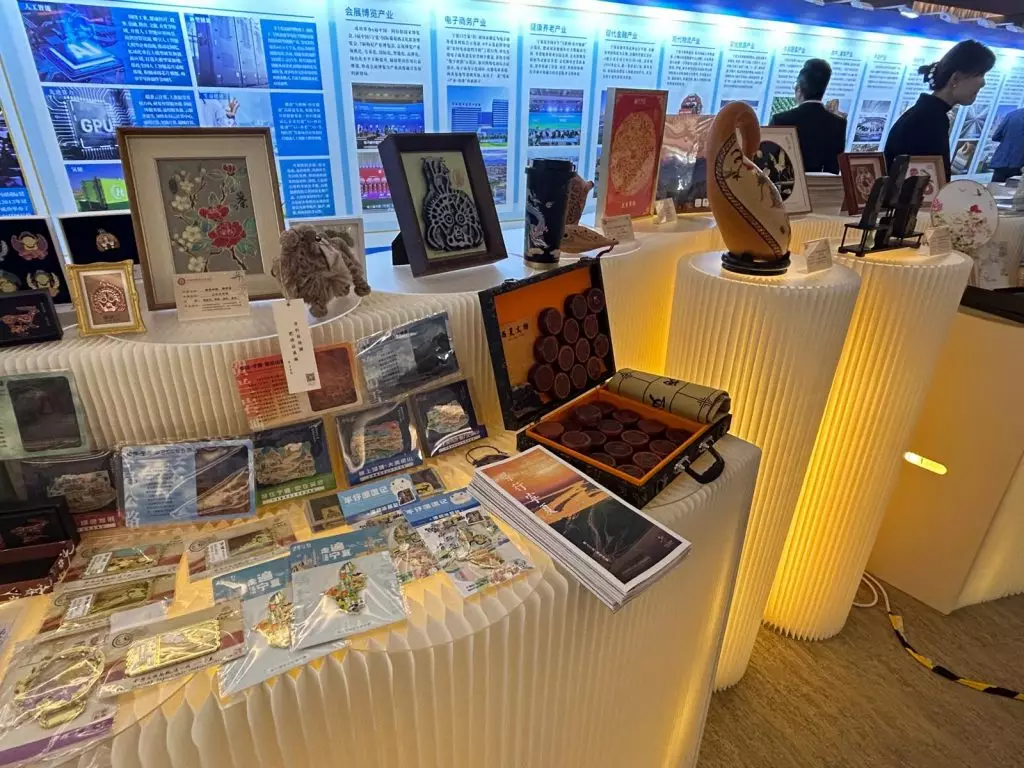 推介會上,寧夏四大產業板塊代表亦現場為葡萄酒、中藥材、枸杞及文化旅遊等特產名物進行推介。巴士的報記者攝