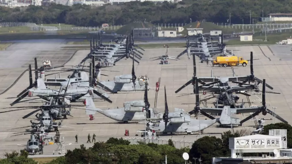 沖繩駐日美軍基地軍機頻繁飛行,噪音巨大,導致當地開學典禮中斷。AP資料圖片
