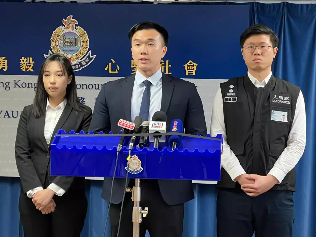 油尖警區反三合會行動組第一隊偵緝督察曾智皓、特別職務隊第一隊主管督察李穎曦及入境事務處特遣隊入境事務主任布庭瑋簡報案情。