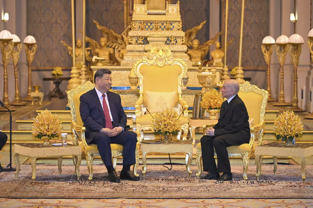 國家主席習近平與柬埔寨國王西哈莫尼在金邊王宮會面。AP圖片