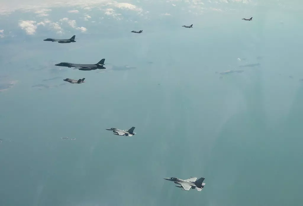 4月15日,美韓聯合演習中,兩架美國空軍 B-1B 轟炸機(左上)與韓國空軍 F-35A、F-16和美國空軍 F-16 戰機一起飛越朝鮮半島。AP圖片