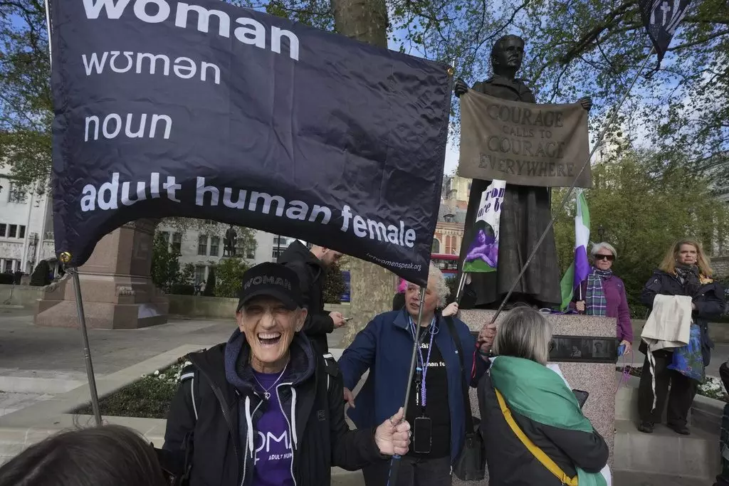 英國最高法院裁定,《平等法》當中女性的定義是指生理女性,不包括跨性別女性。AP圖片