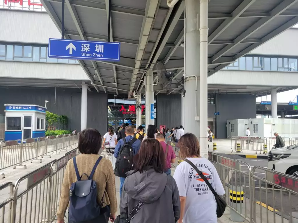 皇崗口岸 。巴士的報記者攝