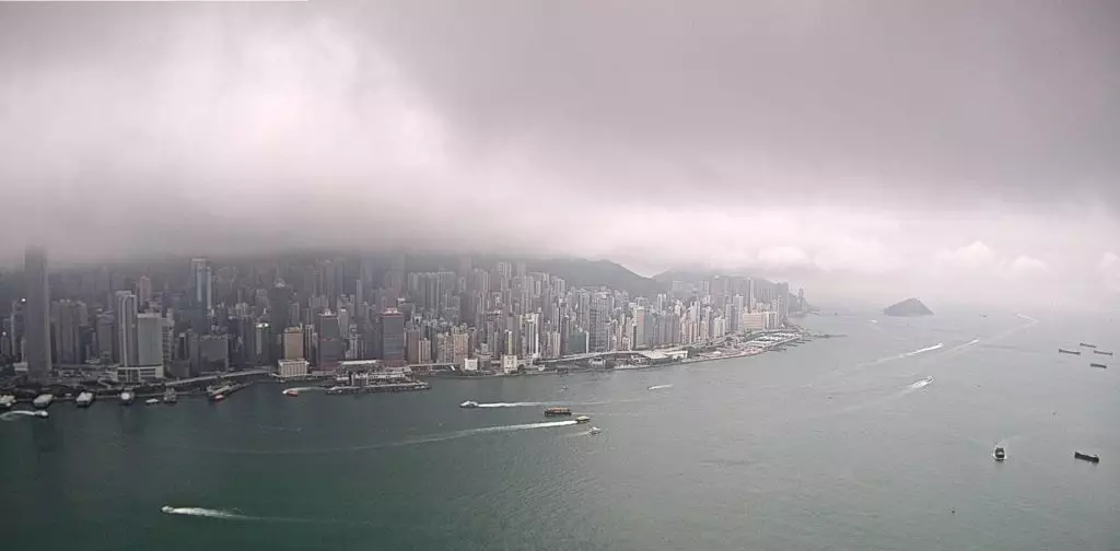 受潮濕的偏南氣流正影響,本港沿岸早上有霧,橫瀾島的能見度曾下降至1000米以下。天文台圖片