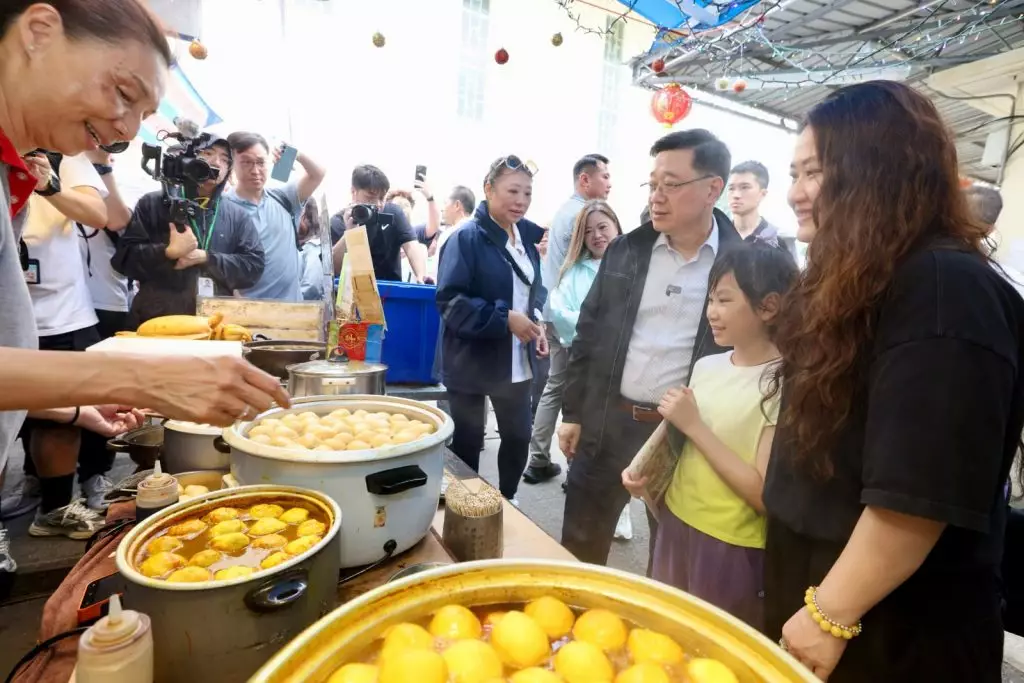李家超到訪大澳,身體力行支持地區經濟。