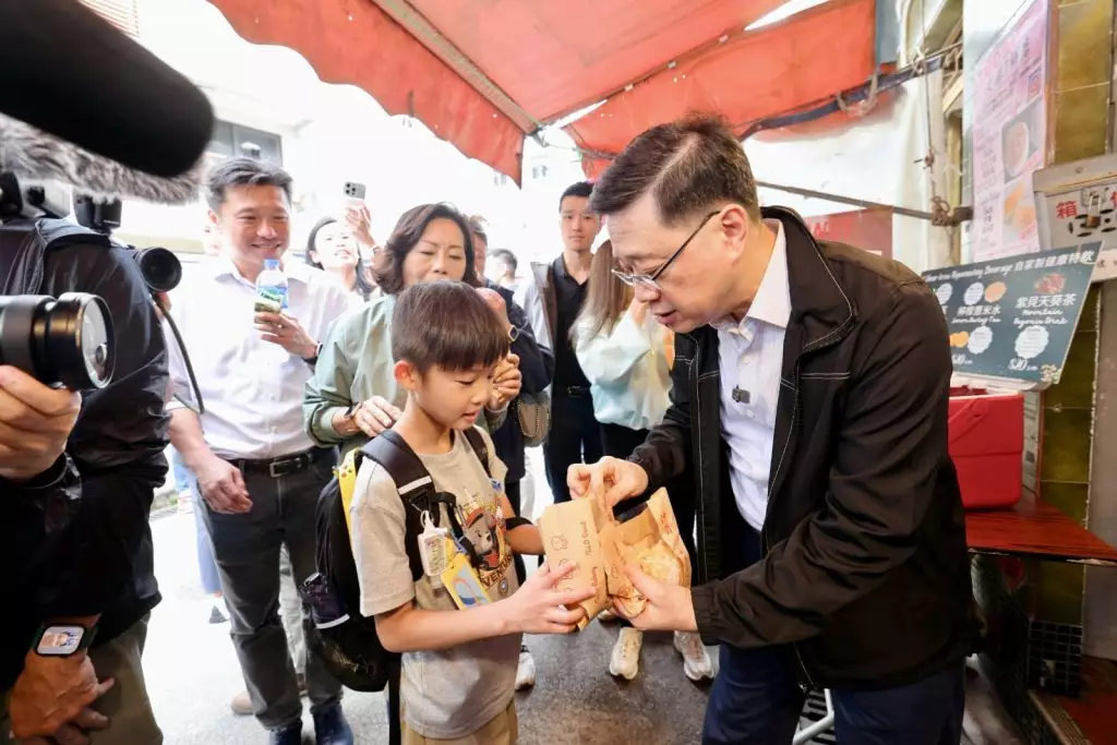 李家超到訪大澳,在文化體育及旅遊局局長羅淑佩和民政及青年事務局局長麥美娟陪同下,身體力行支持地區經濟。