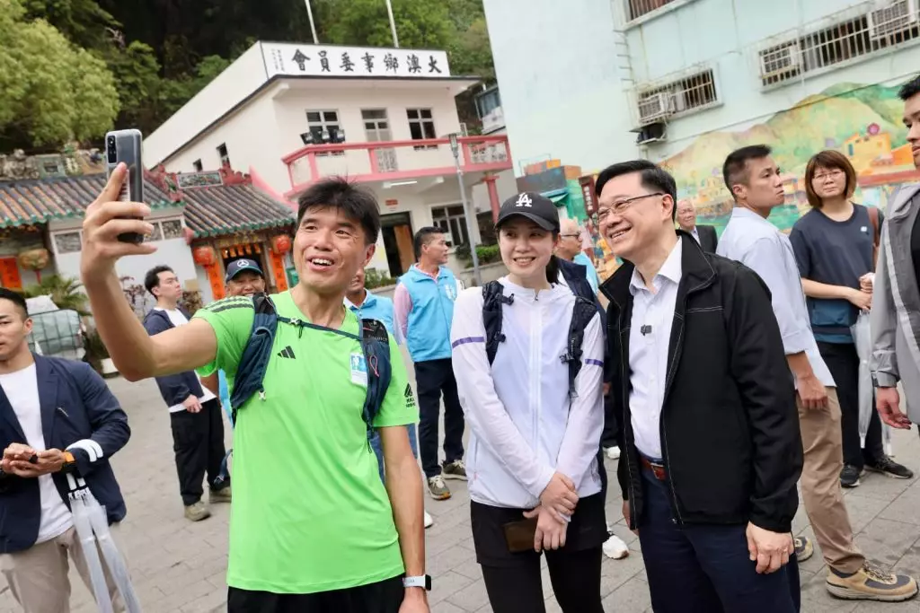 李家超到訪大澳,體會水鄉風情。
