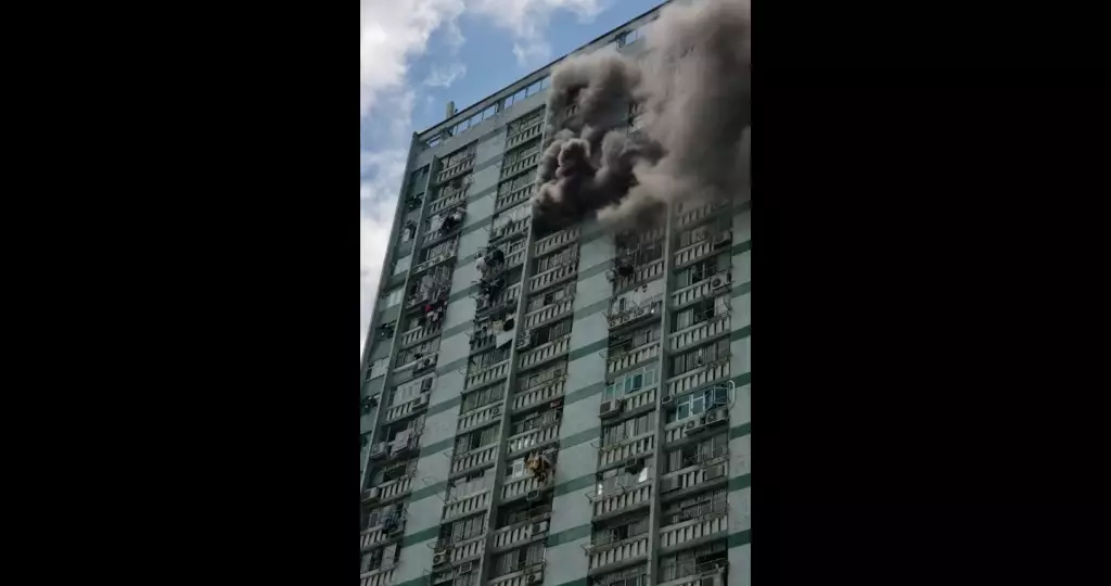 火警單位冒出大量濃煙。FB圖片