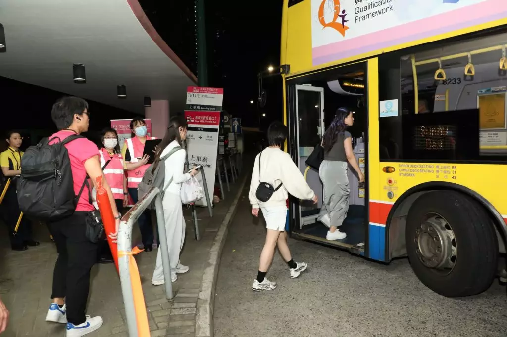 東涌至欣澳站的列車服務星期六晚上提前在11時許結束,港鐵提供免費接駁巴士往返東涌站及欣澳站,接載受影響乘客。港鐵圖片