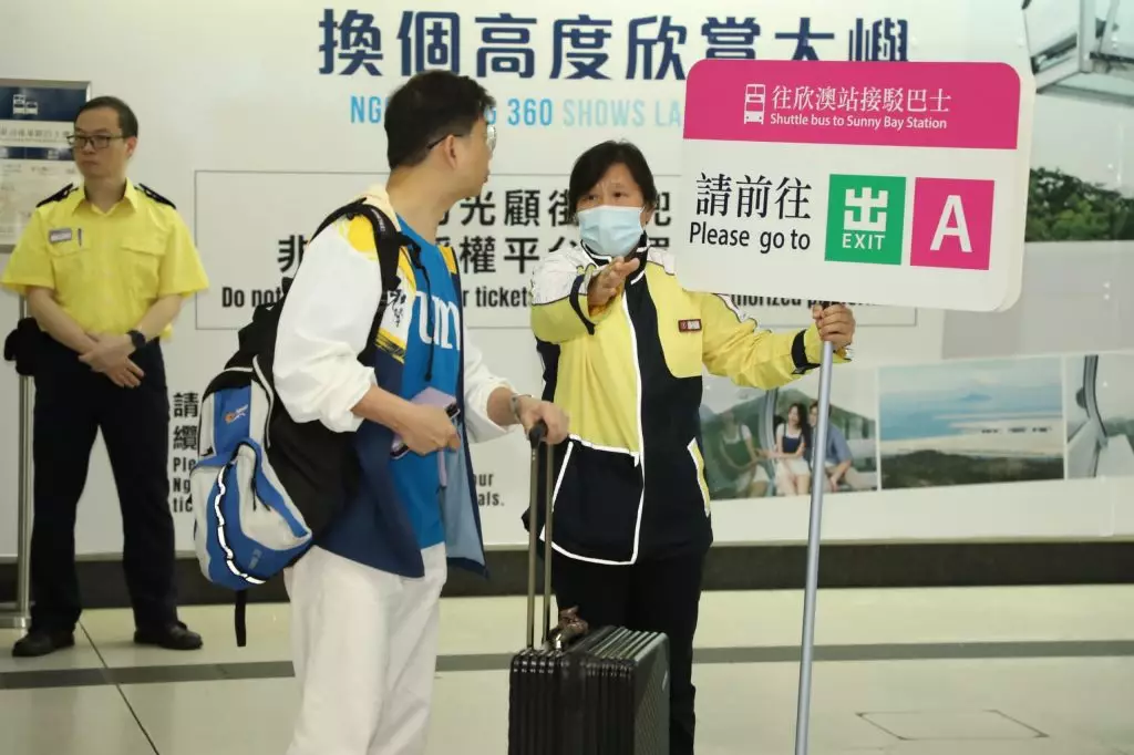 東涌至欣澳站的列車服務星期六晚上提前在11時許結束,港鐵提供免費接駁巴士往返東涌站及欣澳站,接載受影響乘客。港鐵圖片
