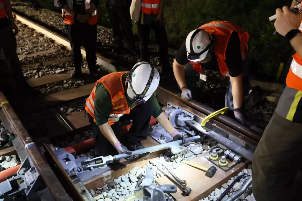 東涌綫延綫第二次道岔安裝工序已順利完成,全綫恢復正常服務。港鐵圖片