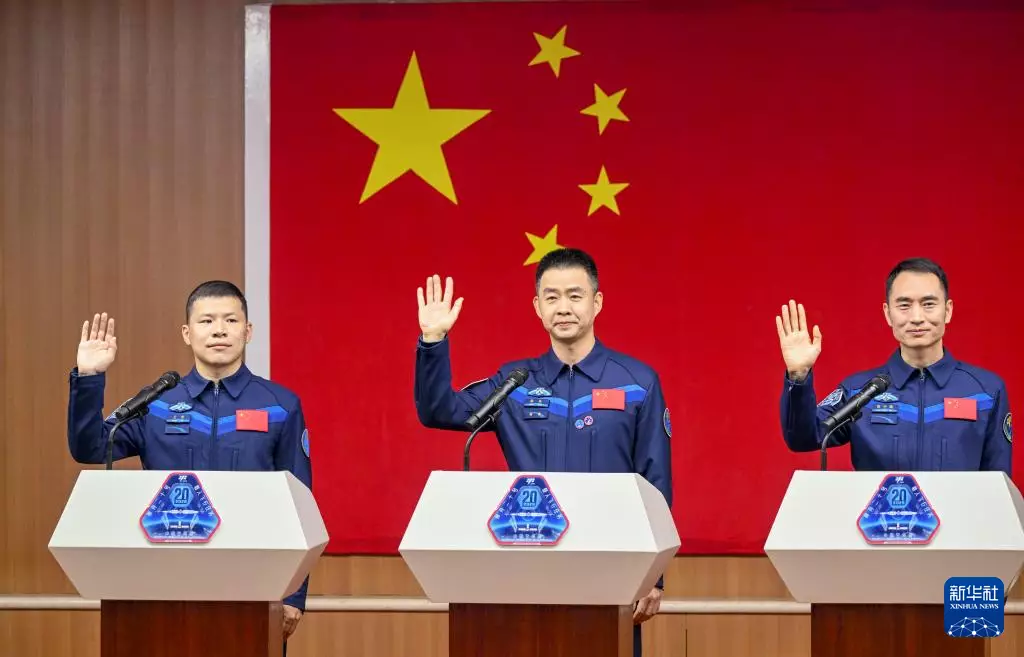 4月23日,神舟二十號太空人陳冬(中)、陳中瑞(右)、王杰在酒泉衛星發射中心問天閣與記者見面。新華社圖片