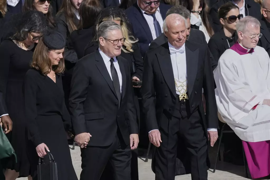 英國首相施紀賢(左二)與夫人到場。AP圖片