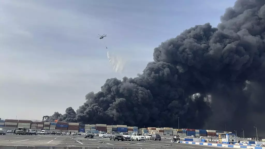 伊朗港口爆炸大火未救熄,現場仍然冒出濃煙。AP圖片